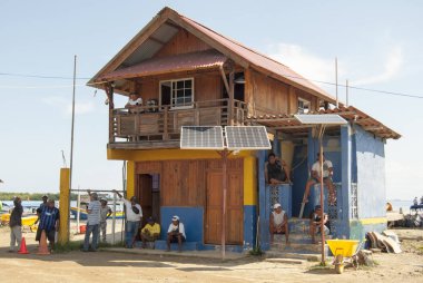 İnşaat işçileri, inşaatçılar, Yuna Yala, Kuna Yala, archipielago de San Blas, Panama renkli bir evin önünde istirahat.
