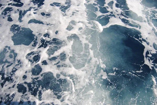 Effets d'eau et mousse. soleil réfléchit sur l'eau de mer . — Photo