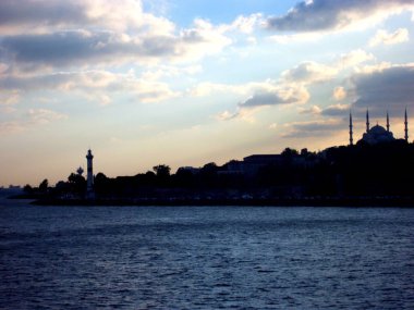 Gün batımında Boğaz'dan İstanbul silueti.