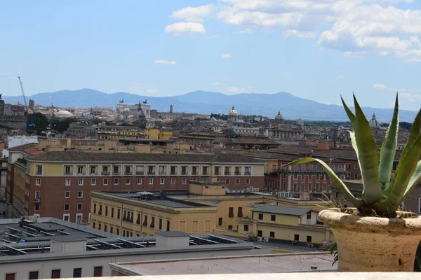 Penceredeki Roma 'nın panoramik manzarası