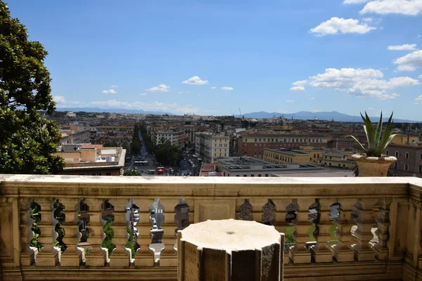 Penceredeki Roma 'nın panoramik manzarası