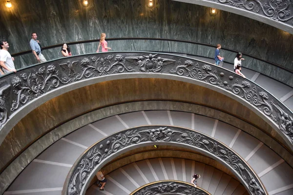 Vatikan Müzeleri 'nin modern ' Bramante ' Spiral merdivenleri
