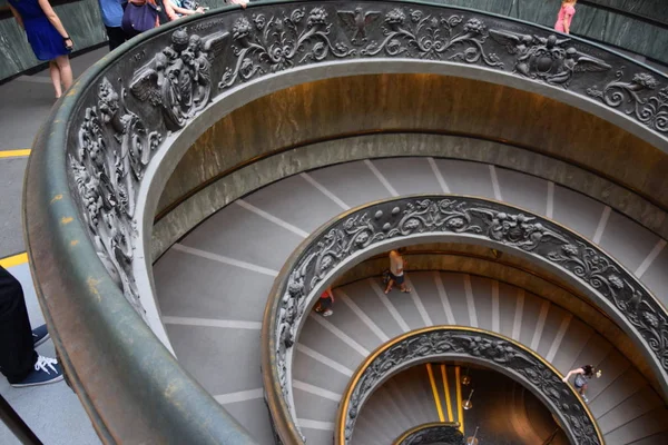 Vatikan Müzeleri 'nin modern ' Bramante ' Spiral merdivenleri
