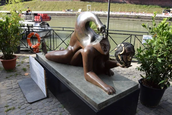 Tiber nehrinin üzerinde heykel