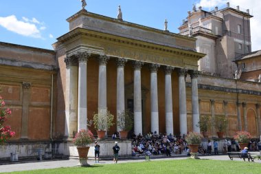 Musei Vaticani, Eğer klasik ustalar ve Rönesans eserleri görebilirsiniz müze kompleksi, ve Sistine Chapel ziyaret.