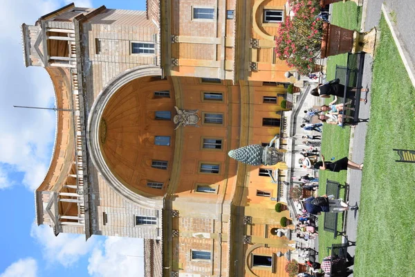 Musei Vaticani, Eğer klasik ustalar ve Rönesans eserleri görebilirsiniz müze kompleksi, ve Sistine Chapel ziyaret.