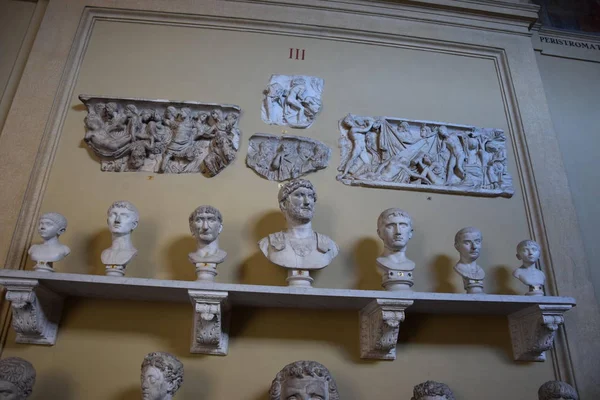 Musei Vaticani, Eğer klasik ustalar ve Rönesans eserleri görebilirsiniz müze kompleksi, ve Sistine Chapel ziyaret.