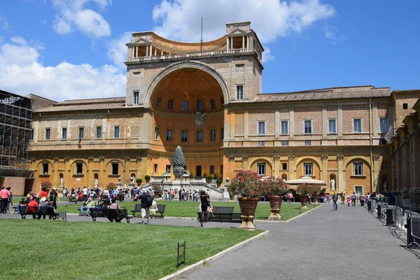 Pigna Vaticano avlusunda