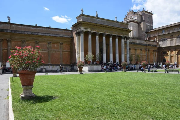 Musei Vaticani, Eğer klasik ustalar ve Rönesans eserleri görebilirsiniz müze kompleksi, ve Sistine Chapel ziyaret.