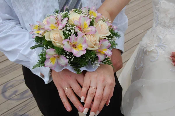 Parmaklarda yüzük ile Hands yeni evli