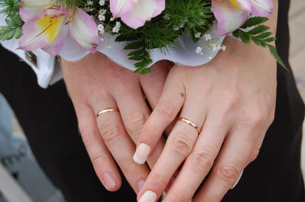 Parmaklarda yüzük ile Hands yeni evli