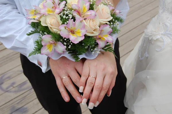 Parmaklarda yüzük ile Hands yeni evli