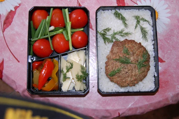 Rus Bento, karaciğer pirzola ve pirinç.