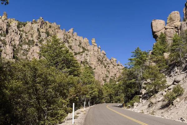 Road Áthalad Rock Formációkban Vagy Hoodoos Chiricahua Nemzeti Emlékmű Délkelet — Stock Fotó