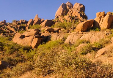 Şafakta Pinnacle Peak Scottsdale, Az kayalık bir tepe