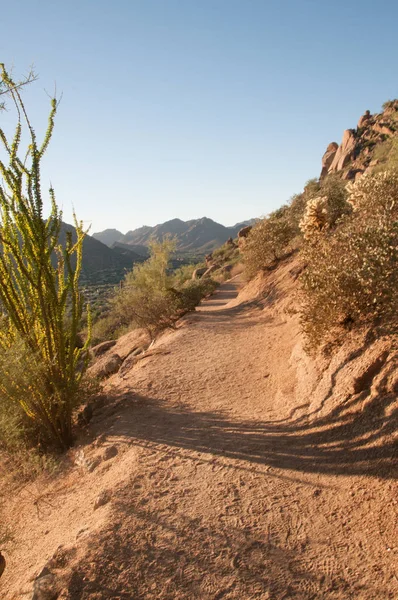 Wanderweg von Pinnacle Peak ist ein Park mit beliebten Wanderungen für Menschen, die gerne in den Hügeln von Scottsdale Sport treiben, — Stockfoto