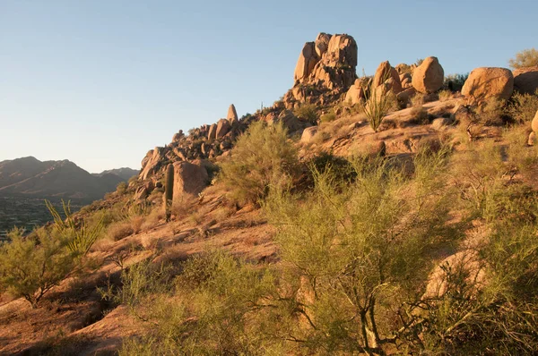 Pinnacle Peak es un pico rocoso con cactus en Scottsdale, AZ Fotos de stock libres de derechos