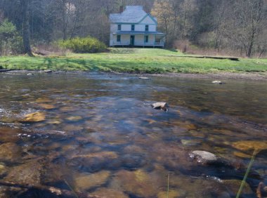 Townsend, Tn/Nisan 13, 2008: Tarihi Hiram Caldwell House Rough Fork dere Büyük Dumanlı Dağlar Milli Parkı Cataloochee Tarihi Alanı ön alanda akan ile duruyor.