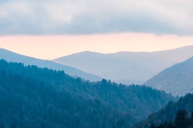 Oconoluftee Overlook Townsend, Tn Büyük Dumanlı Dağ Milli Parkı'nda renkli bir gün batımı akşamı nda izlenir.