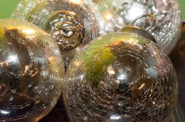 Parlak gümüş renkli kürelerin yansımaları vardır ve yakından görülür..