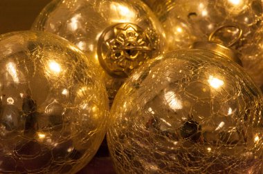 Parlak yuvarlak metalik toplar birbirine yakın gruplanmış. 