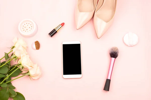 Smartphone, Schuhe und Kosmetik — Stockfoto