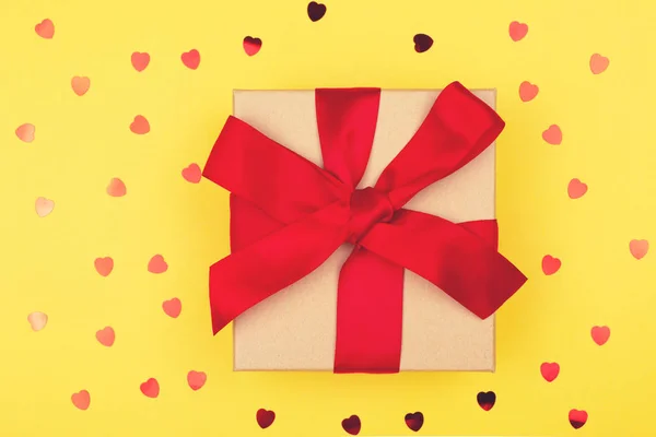 Подарочная коробка или подарок на желтом фоне — стоковое фото