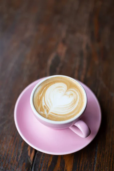 En kopp cappuccino på bordet — Stockfoto