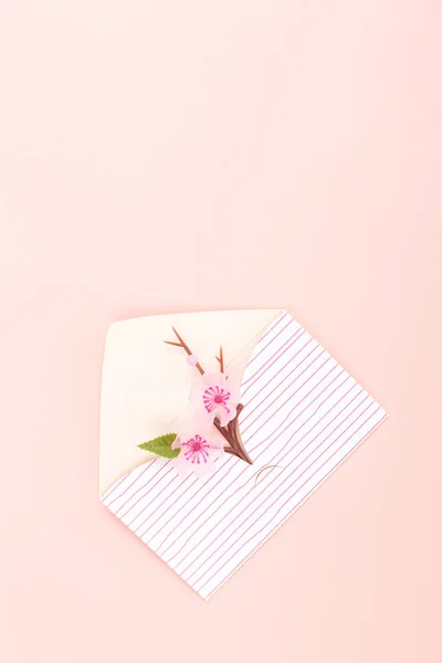 Envelope on pink background — Stock Photo, Image