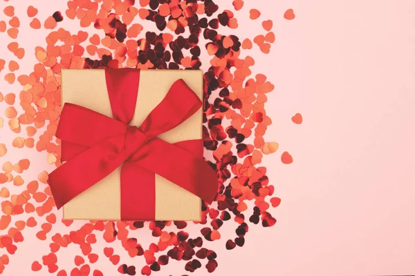 Geschenk oder Geschenkbox auf rosa Hintergrund — Stockfoto
