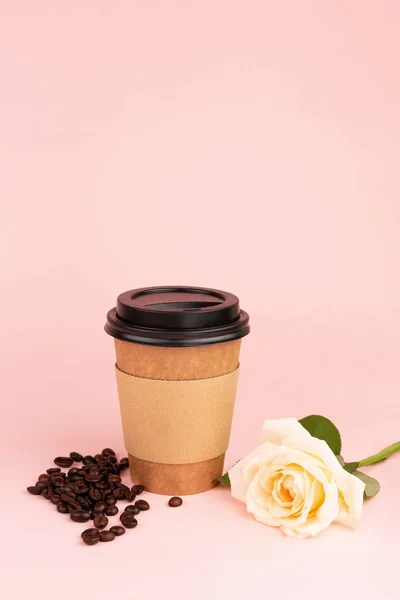 Tasse, Kaffeebohnen und Rose — Stockfoto