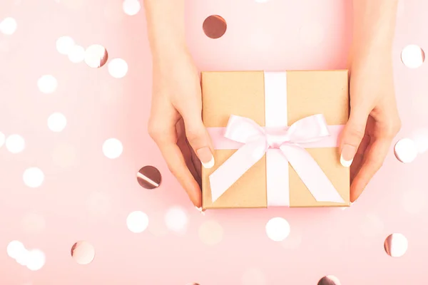 Коробка подарков и конфетти — стоковое фото