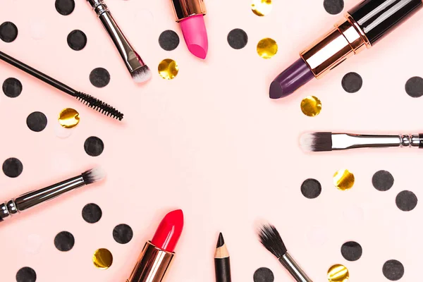 Kosmetické produkty rám na růžovém pozadí — Stock fotografie