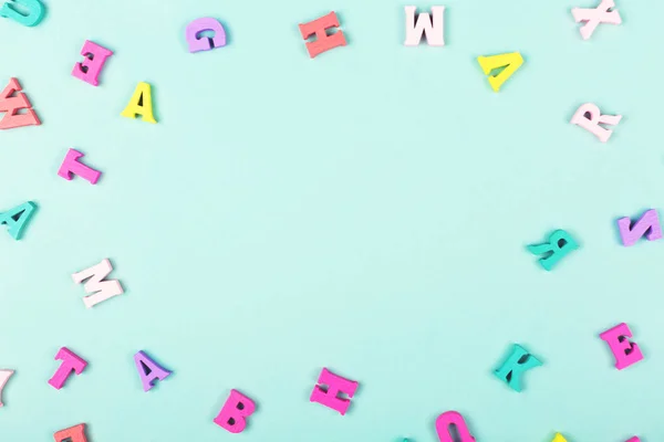 Περίγραμμα που γίνεται με πολύχρωμα γράμματα σε τιρκουάζ φόντο. — Φωτογραφία Αρχείου