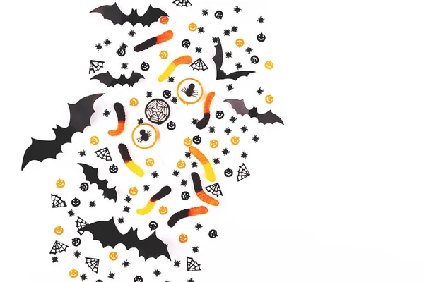 Sfondo Halloween realizzato con caramelle, decorazioni e confetti . — Foto Stock