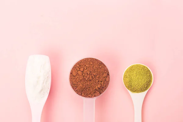 Olika Kollagen Typer Rosa Bakgrund Pulver Matcha Choklad Gelé Scoops — Stockfoto