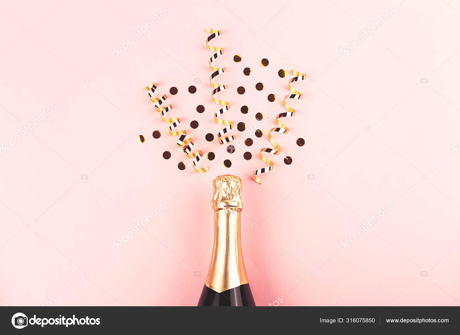 Composition créative du Nouvel An avec bouteille de champagne et confettis  sur fond rose pastel . image libre de droit par yulisitsa © #316075850