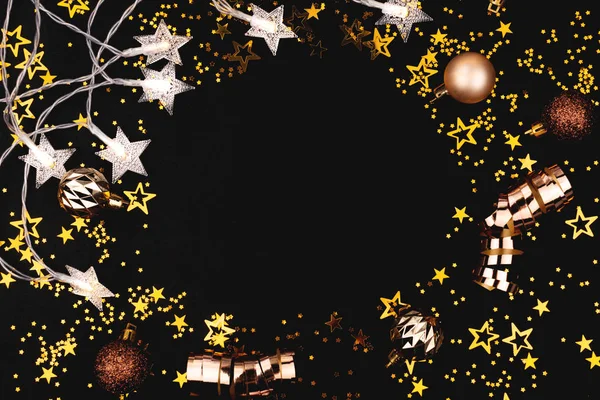 Een kerstframe gemaakt van decor, confetti en verlichting. — Stockfoto