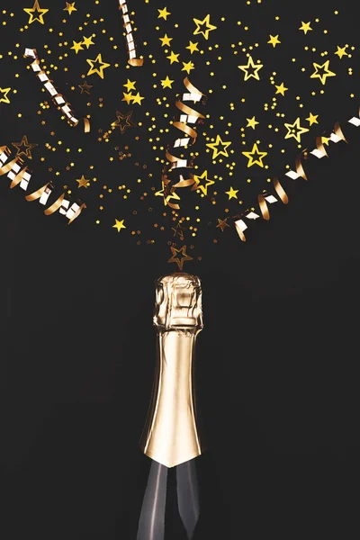 用香槟酒瓶和五彩纸屑创作新年作文. — 图库照片