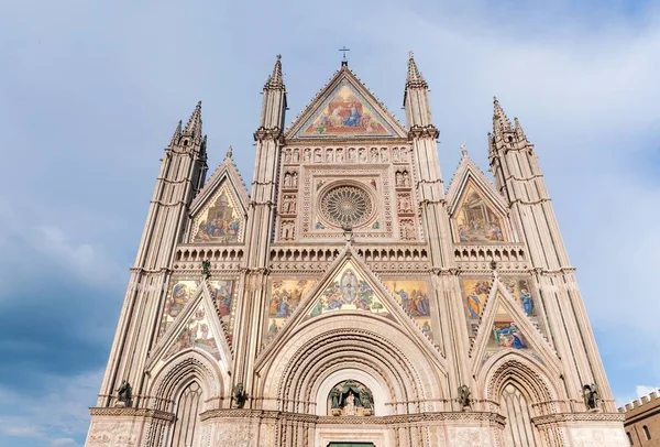 Panoramisch uitzicht op de kathedraal van Orvieto. — Stockfoto