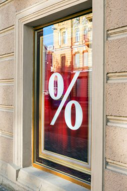 Dükkanı Vitrini yüzde işareti Satılık kırmızı posteri ile resmi. Mağaza indirim işaret zengin luxe vintage tarzı içinde. Mevsimlik indirimli satışı dikey büyük başlığı