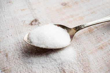 Yapay tatlandırıcı ve metal kaşık şeker yerine. Doğal ve sentetik sugarfree gıda katkı: sorbitol, fruktoz, tatlım, sukraloz, aspartam