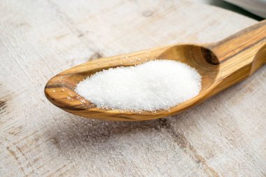 Yapay tatlandırıcı ve tahta kaşık şeker yerine. Doğal ve sentetik sugarfree gıda katkı: sorbitol, fruktoz, tatlım, sukraloz, aspartam