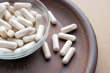 Kava Kava özü kök sebze kapsül üzerinde kahverengi kil plaka yuvarlak. Sakinleştirici gevşeme, etkisi, yardımcı olur destek duygusal denge ile bitkisel takviyeleri. Anti stres bitkisel diyet ek hapları.