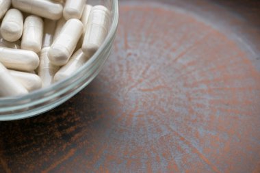 Ashwagandha (Whitania somnifera) sebze bitki kapsül üzerinde kahverengi kil plaka yuvarlak. Ayurveda Adaptogen Hindistan, genel tonik, bitkisel diyet takviyeleri. Sağlıklı yaşam, bağışıklık sistemi