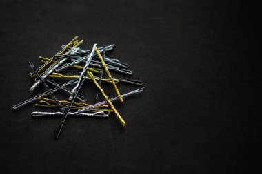 Parlak metal gümüş siyah bir arka plan siyah ve altın tokalar. Akşam ve şenlikli saç için saç tokaları yığını. Akşam saç aksesuarı, nedime Saç Pins, Vintage tarzı 