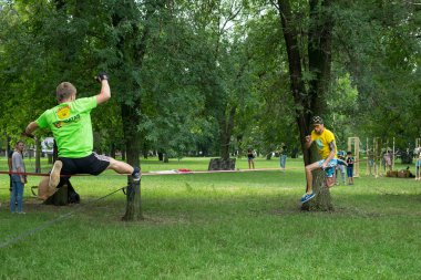 Performans trickline ustaların. Performans Slackline üzerinde doğa sporları stunts