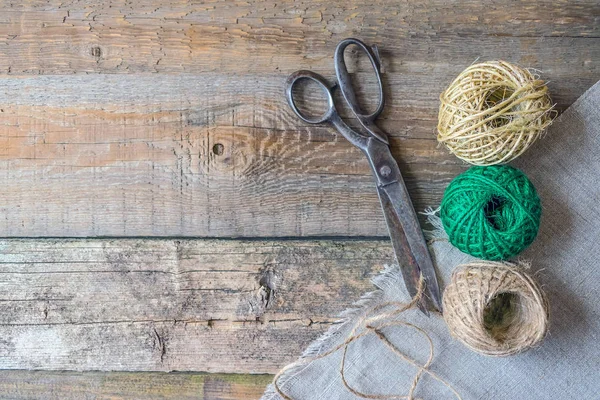 三棕色和绿色螺纹球与古色古香的复古的剪刀在纹理老木板材 Sabi 针线活 缝纫和剪裁 — 图库照片