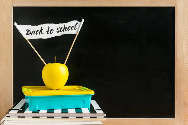 Aula Con Libri Quaderni Scatola Lancio Mela Gialla Con Parole — Foto Stock