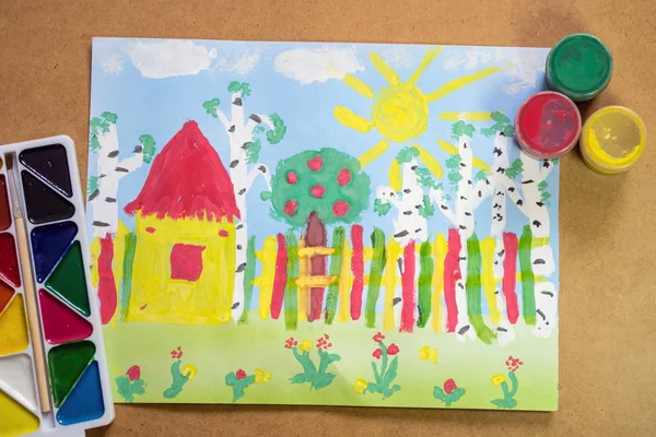 Dibujo Infantil Brillante Con Casa Valla Árboles Flores Con Pinturas —  Fotos de Stock